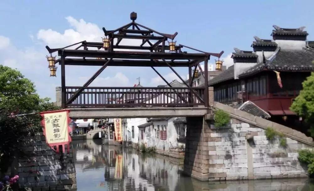 网友称饭前桌面位置不够，想延展时发现拉过头了，当事人：以为有卡扣，没想到直接出来了